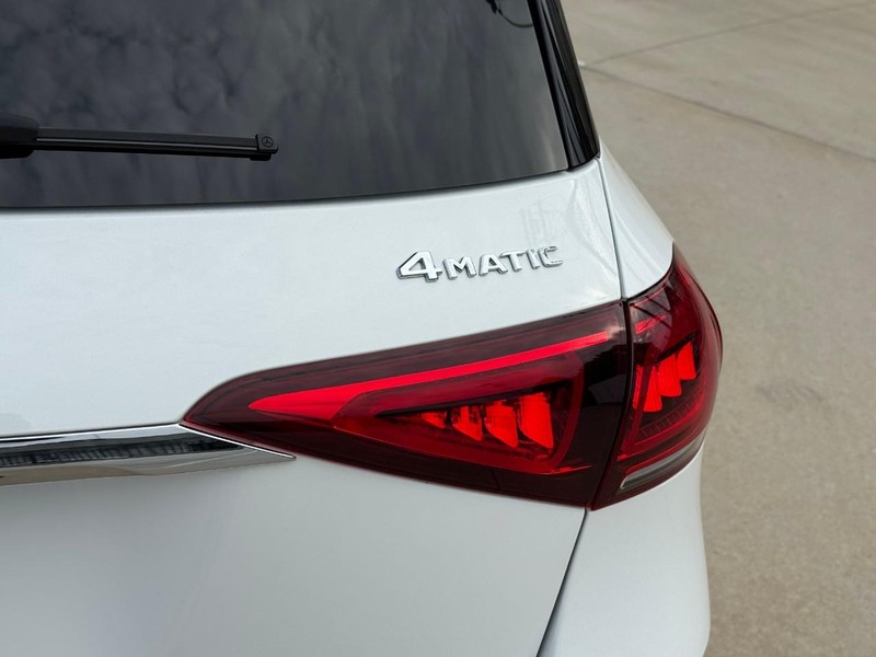 Mercedes-Benz GLE Vehicle Full-screen Gallery Image 11