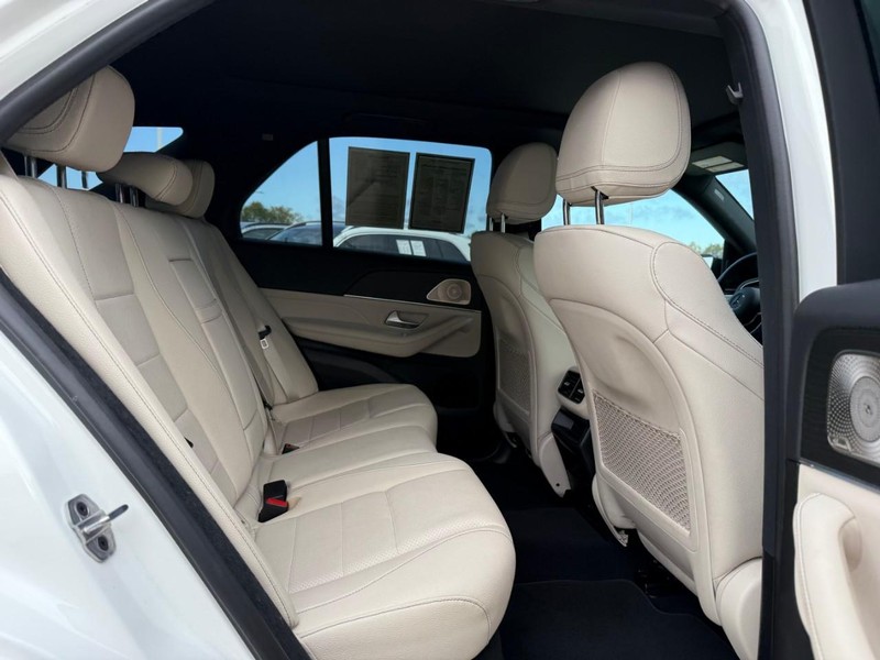 Mercedes-Benz GLE Vehicle Full-screen Gallery Image 12