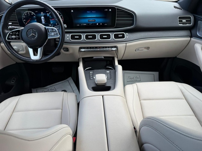 Mercedes-Benz GLE Vehicle Full-screen Gallery Image 13
