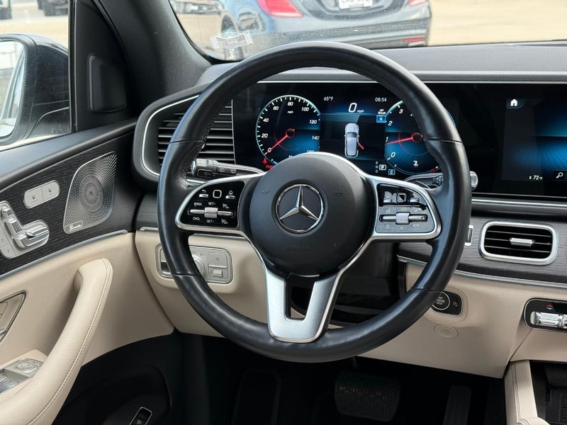 Mercedes-Benz GLE Vehicle Full-screen Gallery Image 14