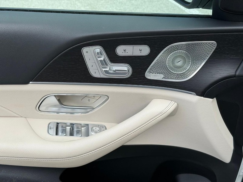 Mercedes-Benz GLE Vehicle Full-screen Gallery Image 17