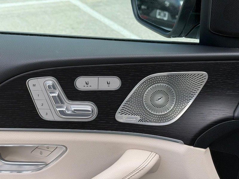 Mercedes-Benz GLE Vehicle Full-screen Gallery Image 18