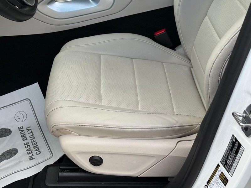 Mercedes-Benz GLE Vehicle Full-screen Gallery Image 19