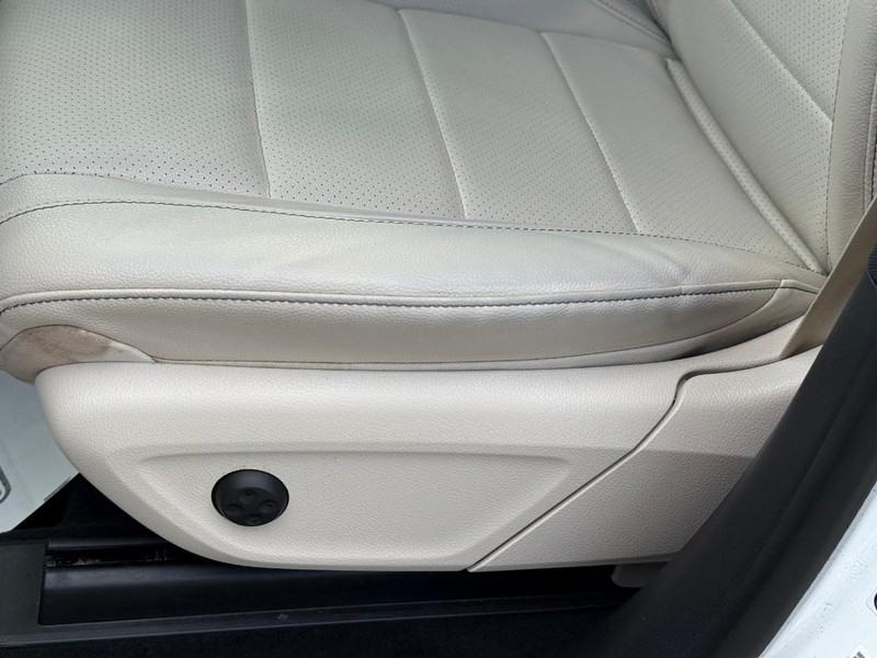 Mercedes-Benz GLE Vehicle Full-screen Gallery Image 20