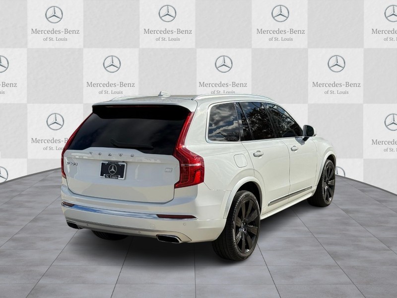 Volvo XC90 Vehicle Full-screen Gallery Image 3