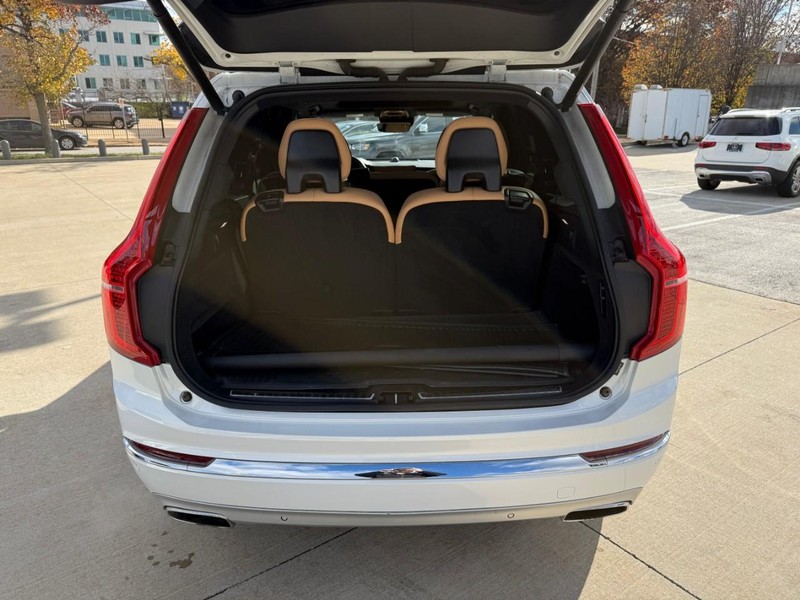Volvo XC90 Vehicle Full-screen Gallery Image 8