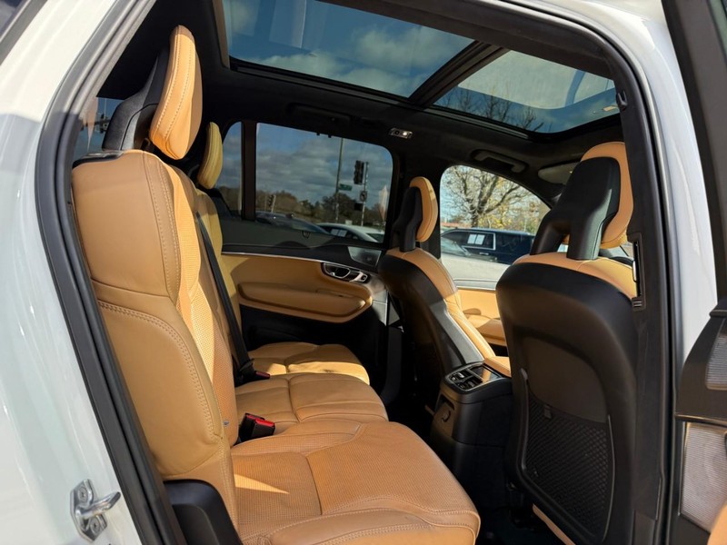 Volvo XC90 Vehicle Full-screen Gallery Image 10