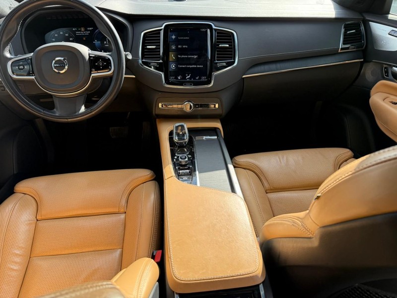 Volvo XC90 Vehicle Full-screen Gallery Image 11