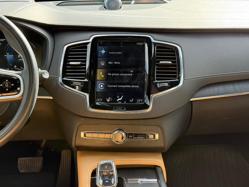 Volvo XC90 Vehicle Full-screen Gallery Image 13