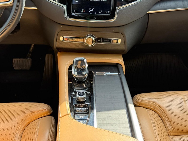 Volvo XC90 Vehicle Full-screen Gallery Image 14
