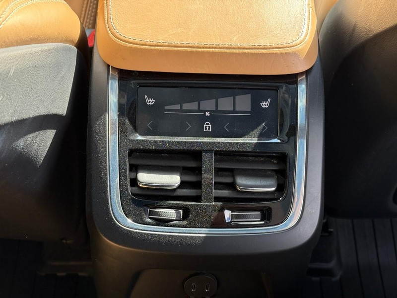 Volvo XC90 Vehicle Full-screen Gallery Image 15