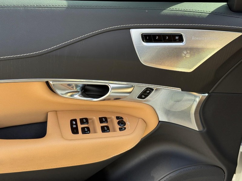 Volvo XC90 Vehicle Full-screen Gallery Image 16