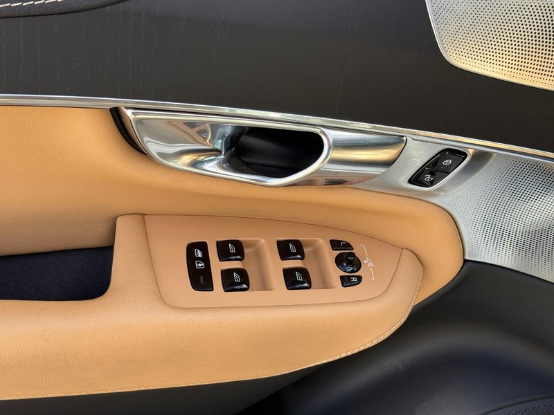 Volvo XC90 Vehicle Full-screen Gallery Image 17