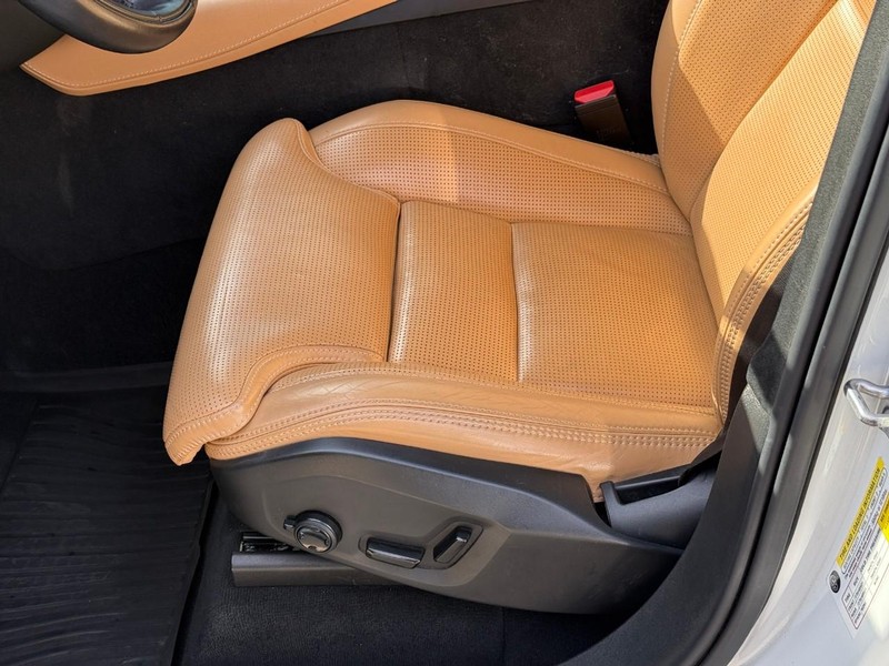 Volvo XC90 Vehicle Full-screen Gallery Image 18