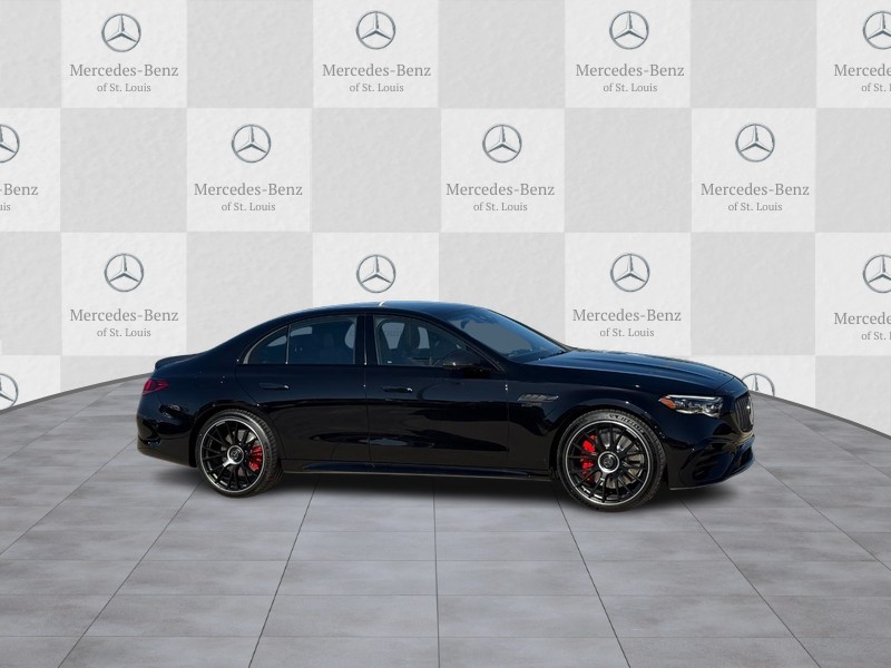 Mercedes-Benz E-Class Vehicle Full-screen Gallery Image 2