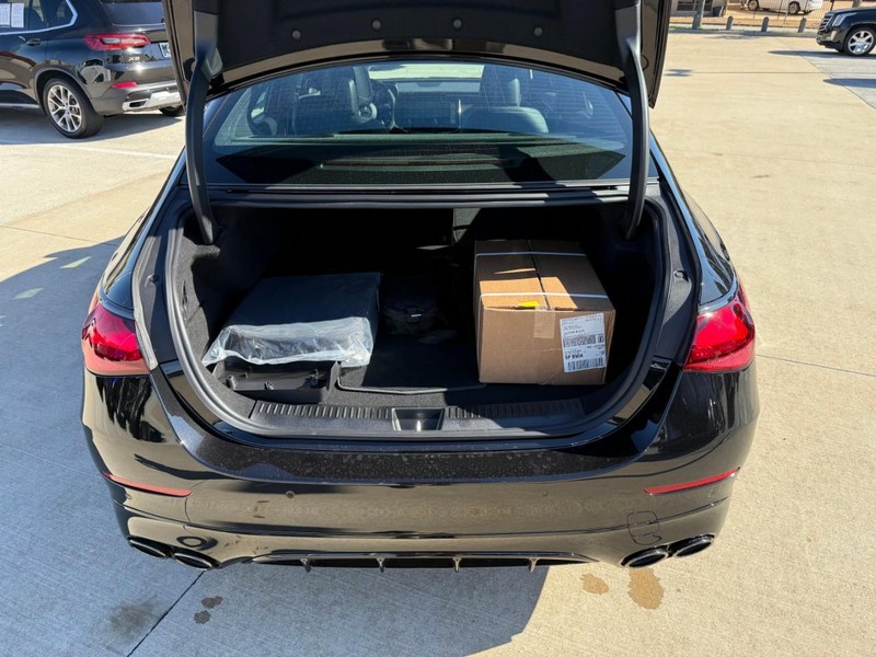 Mercedes-Benz E-Class Vehicle Full-screen Gallery Image 8