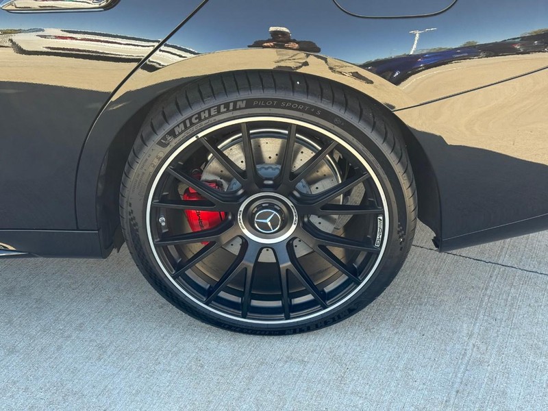 Mercedes-Benz E-Class Vehicle Full-screen Gallery Image 9