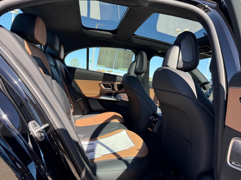 Mercedes-Benz E-Class Vehicle Full-screen Gallery Image 10