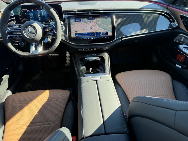 Mercedes-Benz E-Class Vehicle Full-screen Gallery Image 11