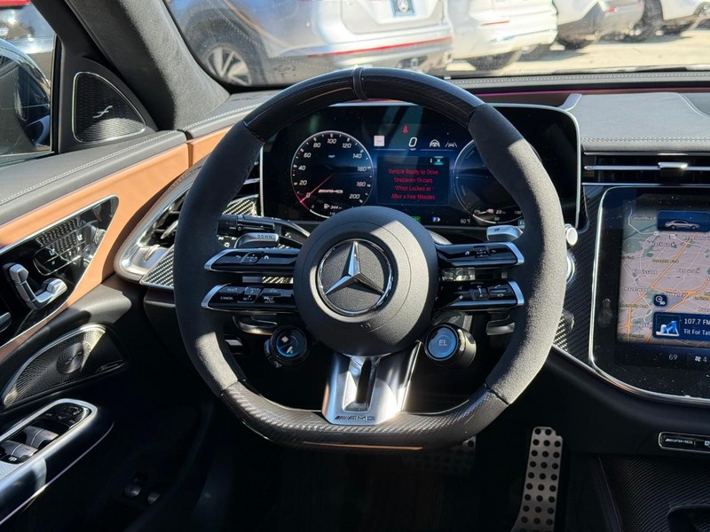 Mercedes-Benz E-Class Vehicle Full-screen Gallery Image 12