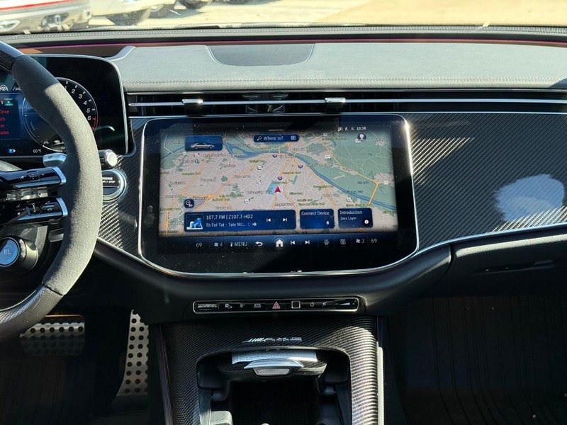 Mercedes-Benz E-Class Vehicle Full-screen Gallery Image 13