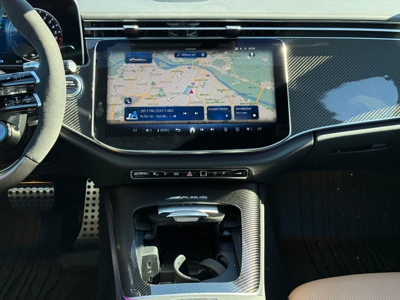 Mercedes-Benz E-Class Vehicle Full-screen Gallery Image 14