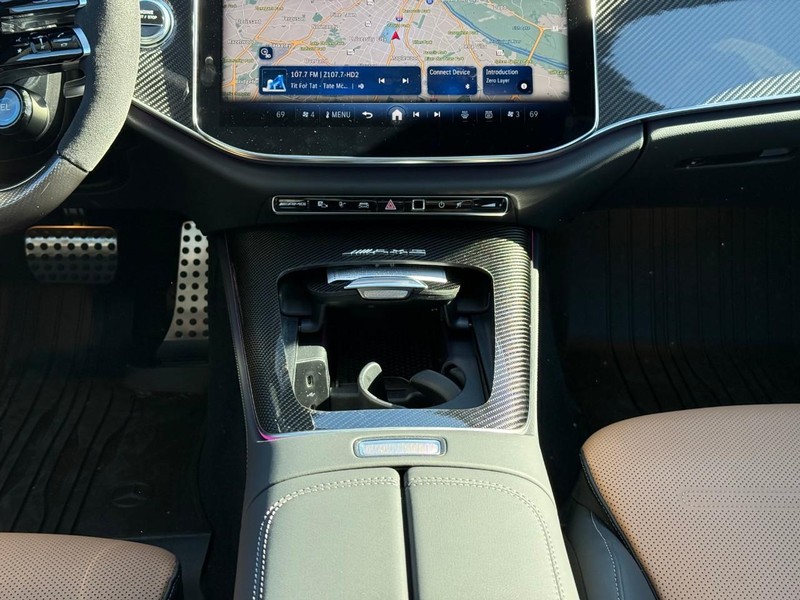 Mercedes-Benz E-Class Vehicle Full-screen Gallery Image 15