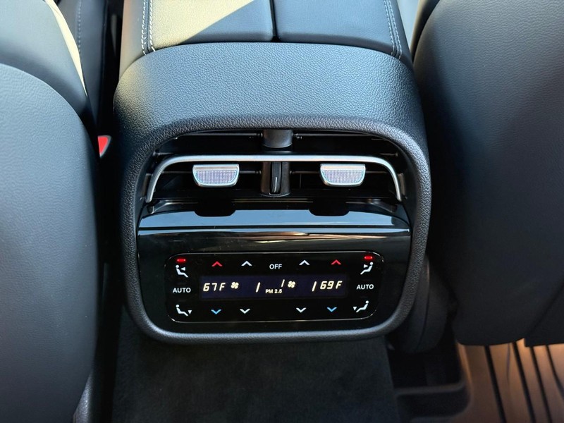 Mercedes-Benz E-Class Vehicle Full-screen Gallery Image 16