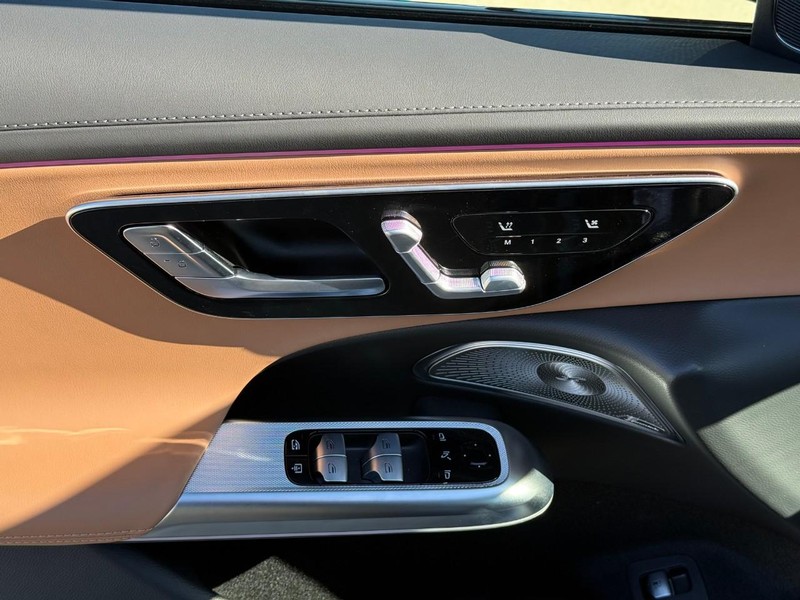 Mercedes-Benz E-Class Vehicle Full-screen Gallery Image 17