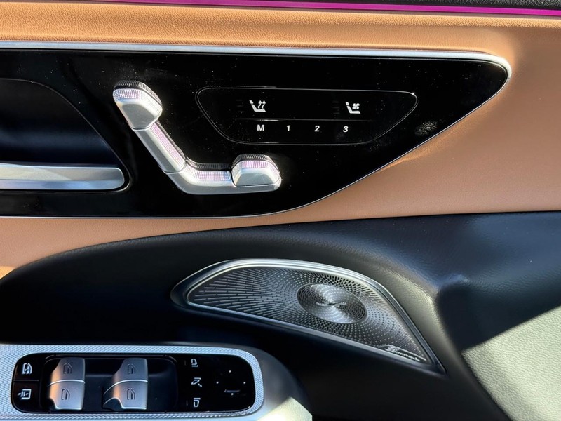 Mercedes-Benz E-Class Vehicle Full-screen Gallery Image 18