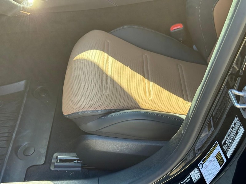 Mercedes-Benz E-Class Vehicle Full-screen Gallery Image 19