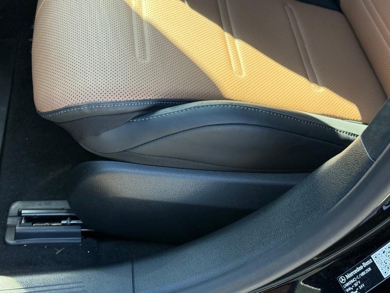 Mercedes-Benz E-Class Vehicle Full-screen Gallery Image 20