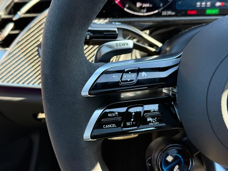 Mercedes-Benz E-Class Vehicle Full-screen Gallery Image 21