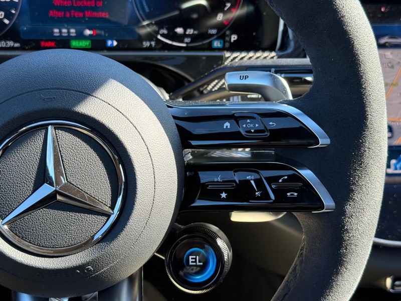 Mercedes-Benz E-Class Vehicle Full-screen Gallery Image 22