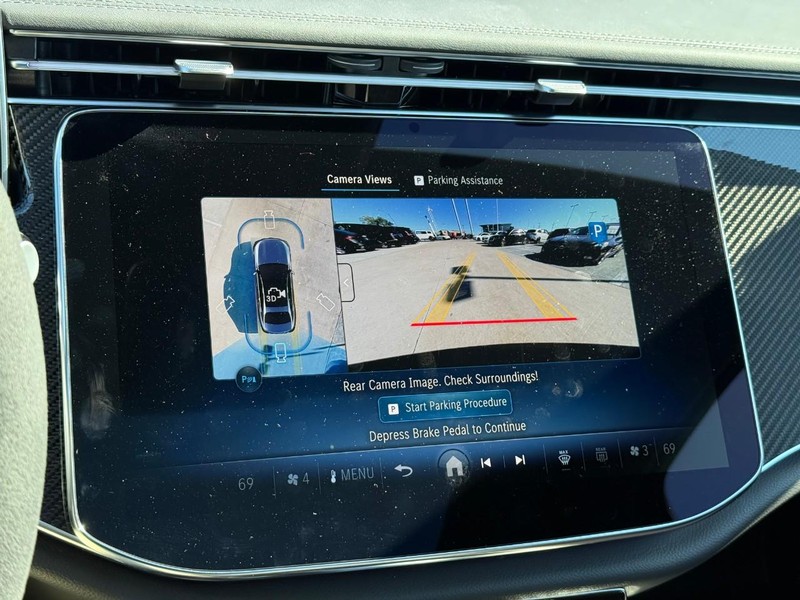 Mercedes-Benz E-Class Vehicle Full-screen Gallery Image 23