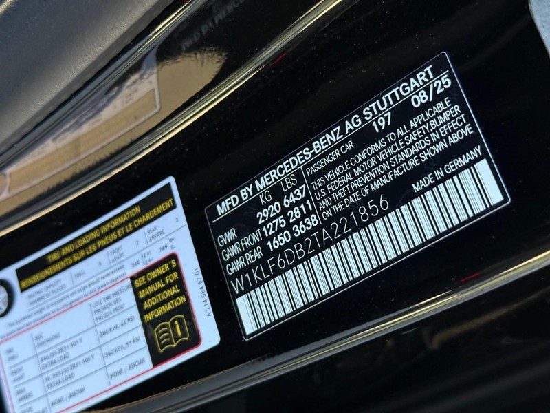 Mercedes-Benz E-Class Vehicle Full-screen Gallery Image 24