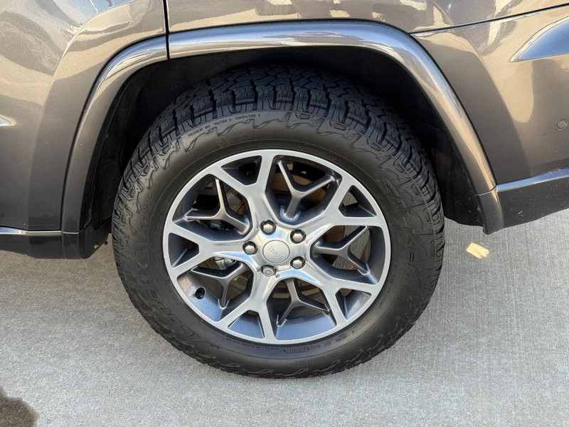 Jeep Grand Cherokee Vehicle Full-screen Gallery Image 9