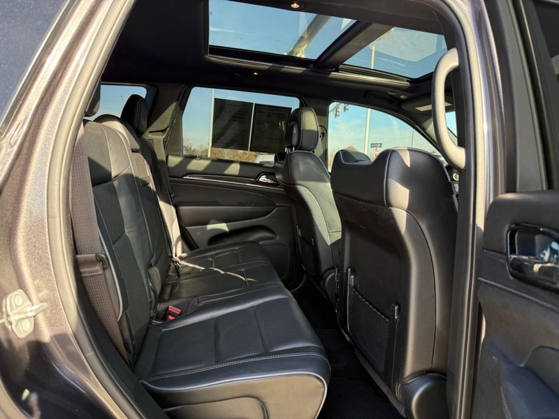 Jeep Grand Cherokee Vehicle Full-screen Gallery Image 11