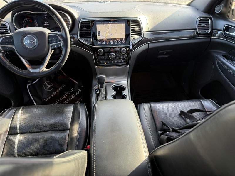 Jeep Grand Cherokee Vehicle Full-screen Gallery Image 12