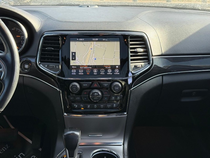 Jeep Grand Cherokee Vehicle Full-screen Gallery Image 14