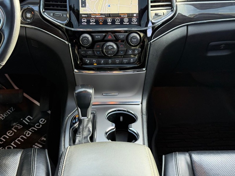 Jeep Grand Cherokee Vehicle Full-screen Gallery Image 15