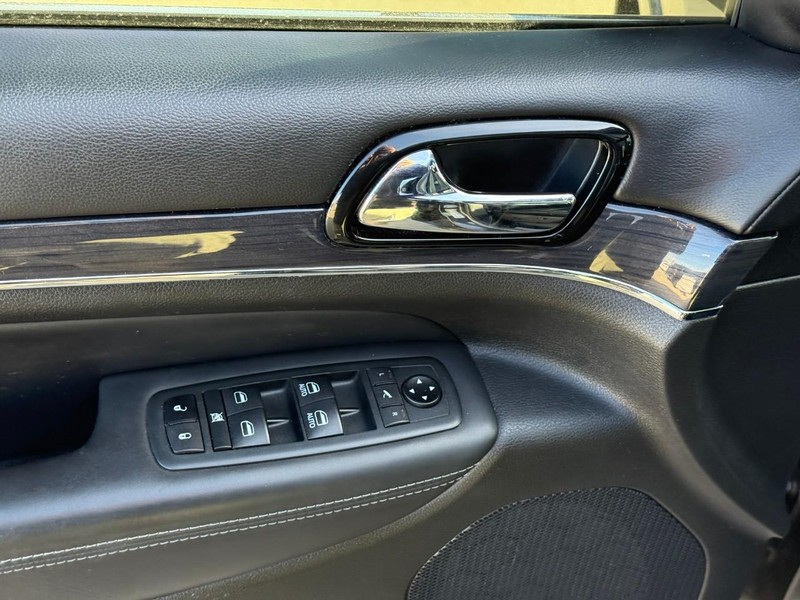 Jeep Grand Cherokee Vehicle Full-screen Gallery Image 16