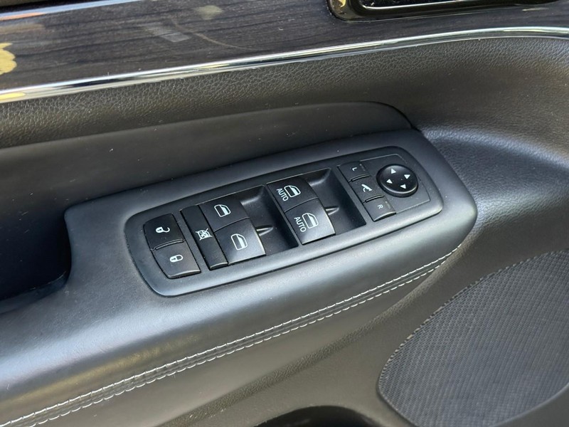 Jeep Grand Cherokee Vehicle Full-screen Gallery Image 17