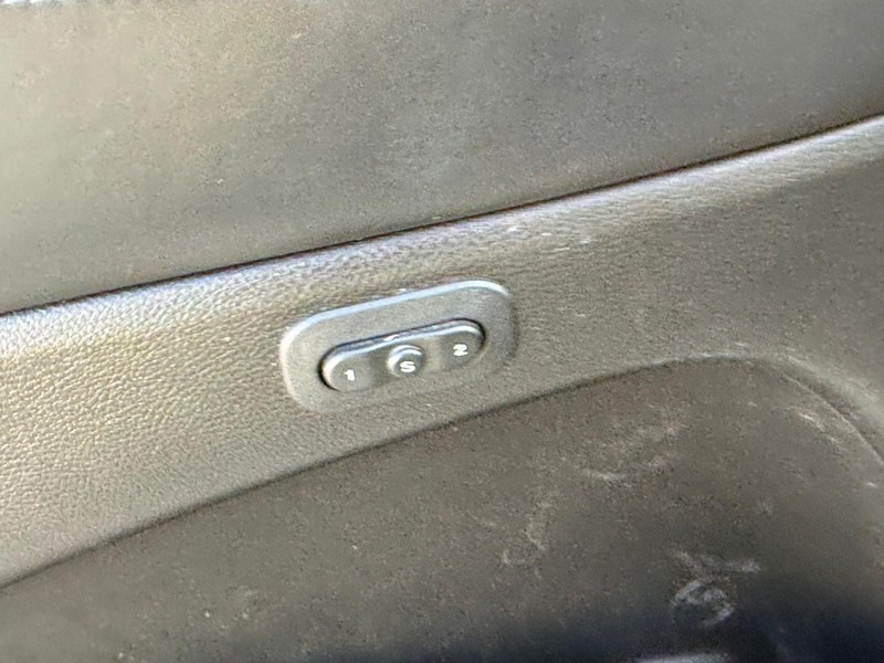 Jeep Grand Cherokee Vehicle Full-screen Gallery Image 18