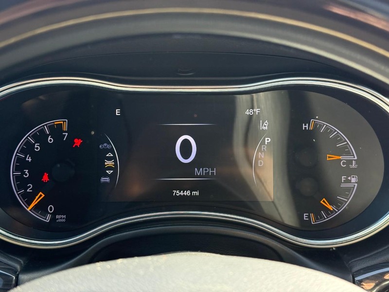 Jeep Grand Cherokee Vehicle Full-screen Gallery Image 23