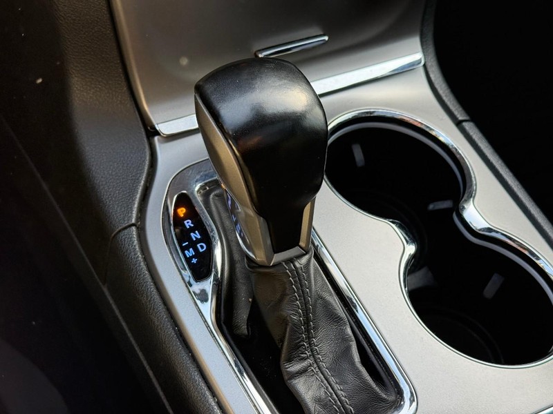 Jeep Grand Cherokee Vehicle Full-screen Gallery Image 24