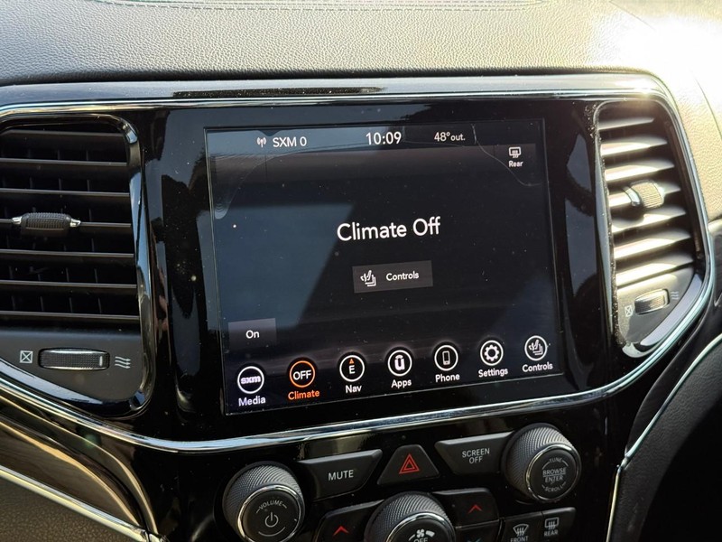 Jeep Grand Cherokee Vehicle Full-screen Gallery Image 25