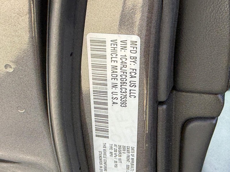 Jeep Grand Cherokee Vehicle Full-screen Gallery Image 28