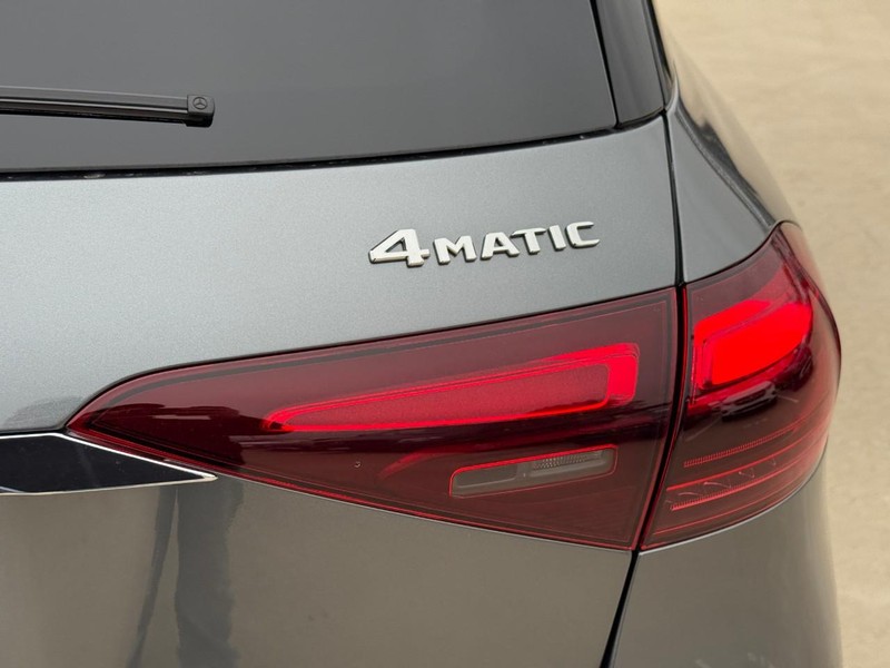 Mercedes-Benz GLE Vehicle Full-screen Gallery Image 5