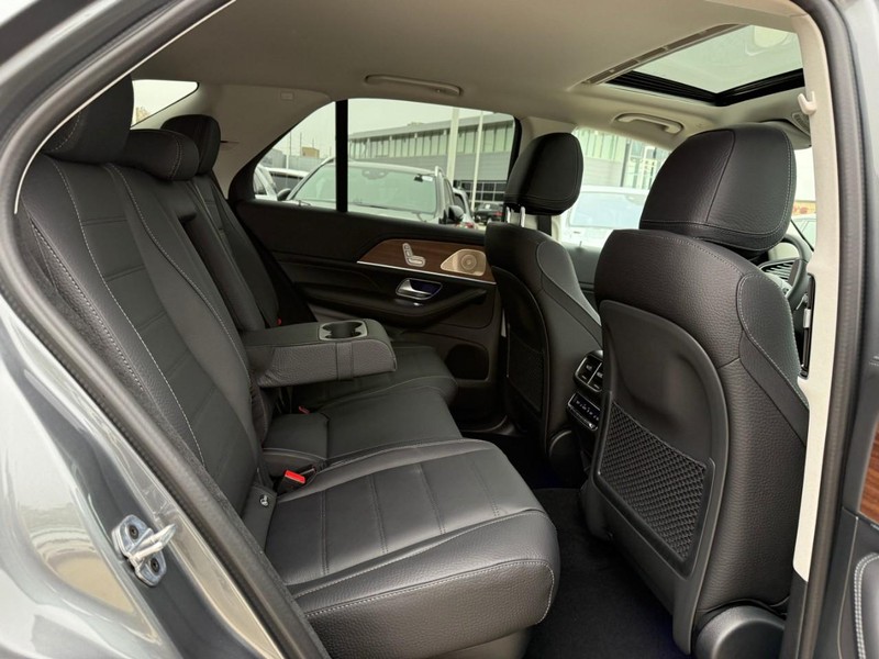 Mercedes-Benz GLE Vehicle Full-screen Gallery Image 6